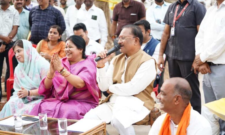 बरगद-की-छांव-में-सजी-मुख्यमंत्री-की-चौपाल-:-सक्ती-जिले-के-ग्राम-ठठारी-में-ग्रामीणों-से-किया-सीधा-संवाद