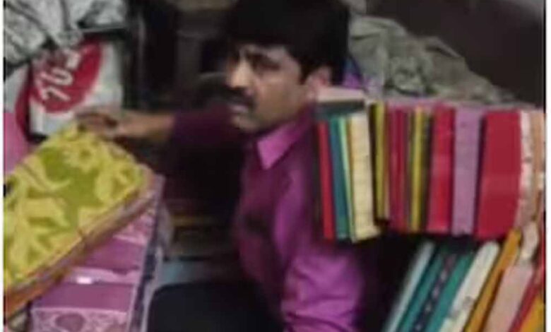 साड़ियों-के-ढेर-के-नीचे-छिपा-tmc-नेता-गिरफ्तार,-हावड़ा-में-वीडियो-वायरल