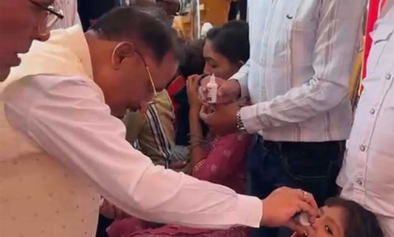 द्रनाहू-कुर्मी-क्षत्रिय-समाज-के-केंद्रीय-अधिवेशन-में-मुख्यमंत्री-ने-बच्चों-को-कराया-स्वर्णप्राशन