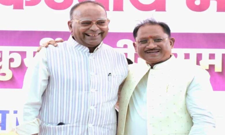 छत्तीसगढ़-में-चर्चा-का-विषय-बनी-‘समधी-भेंट’,-अजय-चंद्राकर-की-पोस्ट-पर-cm-साय-का-जवाब-वायरल