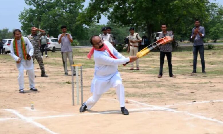 जंगल-के-बीच-क्रिकेट-का-मैदान-और-उप-मुख्यमंत्री-अरुण-साव-के-हाथ-में-बैट