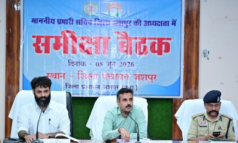 प्रभारी-सचिव-अंकित-आनंद-ने-की-जिले-के-विकास-कार्यों-की-व्यापक-समीक्षा