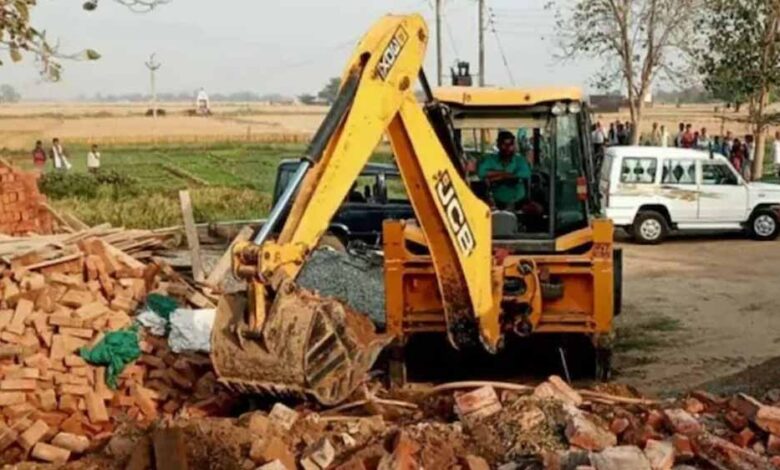 हरिद्वार-में-cm-धामी-का-बुलडोजर-एक्शन,-अवैध-मजार-पर-चली-कार्रवाई,-प्रशासन-सख्त