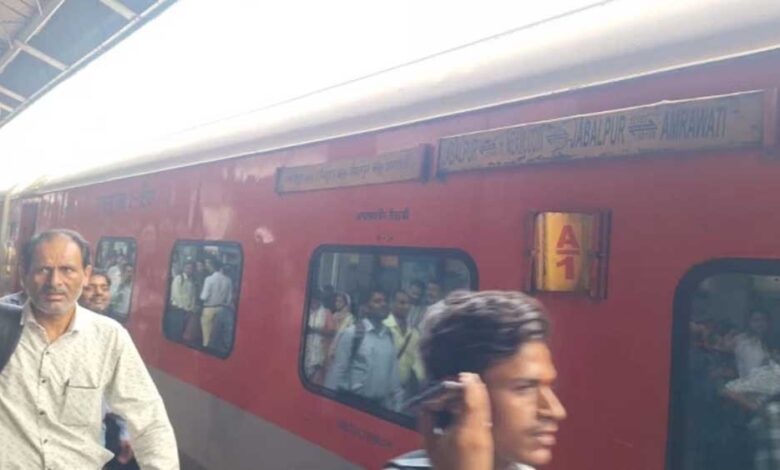 सतना-रेलवे-स्टेशन-पर-बड़ी-चूक,-डिस्प्ले-में-इंटरसिटी-तो-प्लेटफॉर्म-पर-पहुंची-महाकौशल-एक्सप्रेस