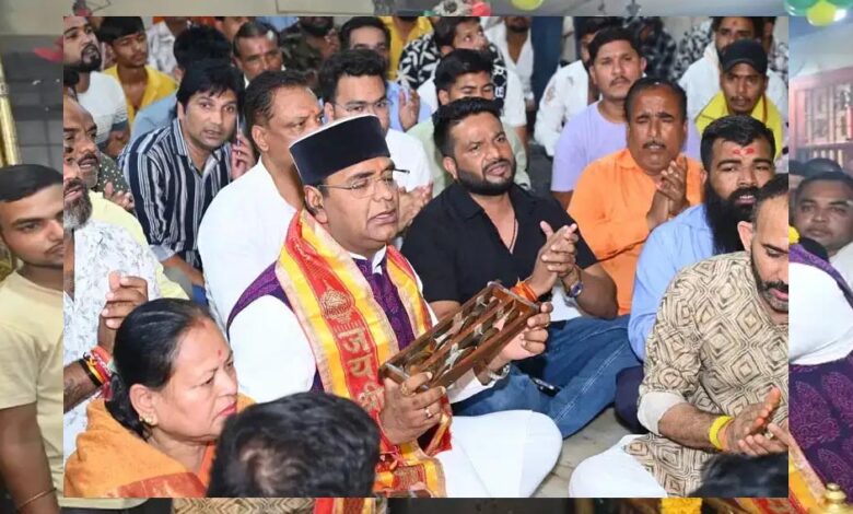 मंत्री-सारंग-ने-प्रधानमंत्री-मोदी-के-नाम-से-छोला-मंदिर-में-हनुमान-जी-को-गदा-की-अर्पित