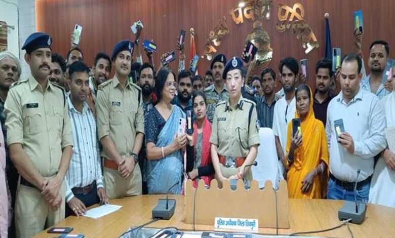मध्यप्रदेश-पुलिस-की-बड़ी-सफलता-:-विगत-एक-माह-में-1-हजार-136-गुम-एवं-चोरी-हुए-मोबाइल-बरामद