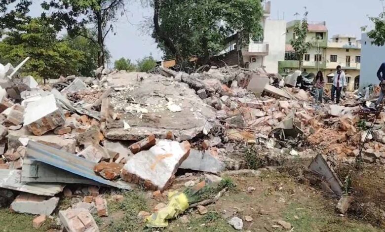 हाईकोर्ट के आदेश के बाद अवैध मदरसे पर चला बुलडोजर, नगर निगम की कार्रवाई से हड़कंप