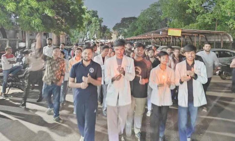 रायपुर-में-डॉक्टरों-का-कैंडल-मार्च,-स्टाइपेंड-बढ़ाने-और-आउटसोर्सिंग-के-विरोध-में-प्रदर्शन