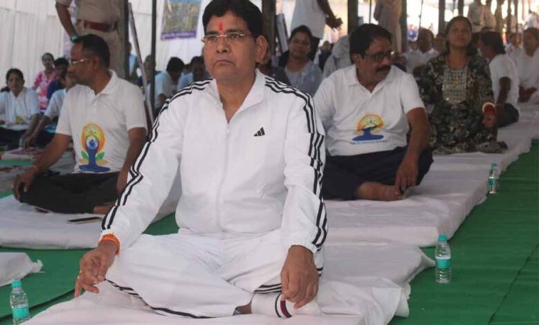 रायपुर : ​छत्तीसगढ़ महतारी और भगवान धनवंतरि की वंदना से सारंगढ़ में योग दिवस का शंखनाद