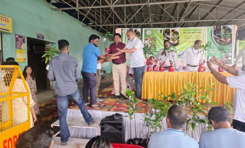 भोपाल स्टेशन पर ‘हरित युवा–हरित भारत’ अभियान की शुरुआत, यात्रियों को बांटे गए 500 पौधे