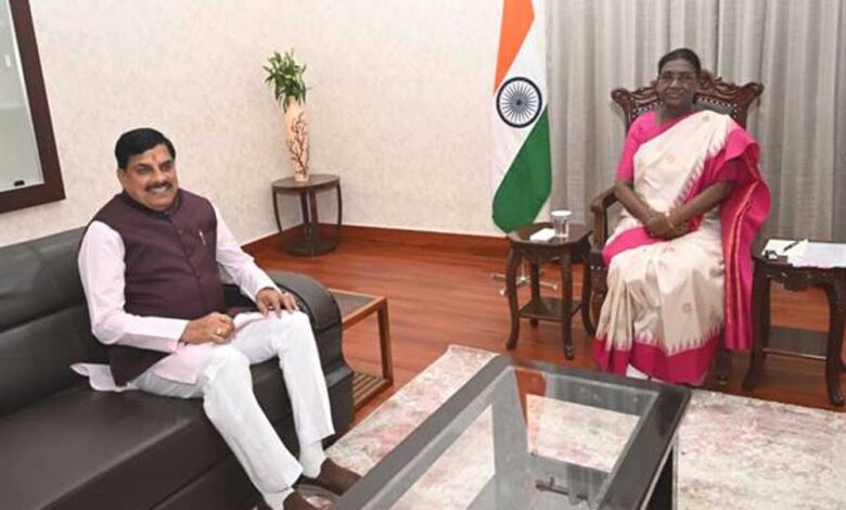 राष्ट्रपति-मुर्मु-से-मुख्यमंत्री-डॉ.-यादव-की-सौजन्य-भेंट,-स्मृति-चिन्हों-का-हुआ-आदान-प्रदान