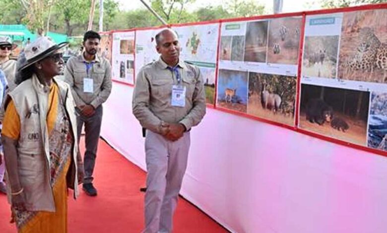 राष्ट्रपति-ने-किया-चीता-कमांड-कंट्रोल-सेंटर-का-भ्रमण,-चीता-प्रदर्शिनी-भी-देखी