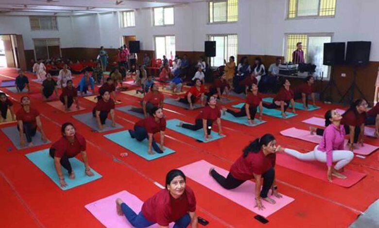 अंतर्राष्ट्रीय-योग-दिवस-पर-पुलिस-परिवार-ने-किया-सामूहिक-योगाभ्यास