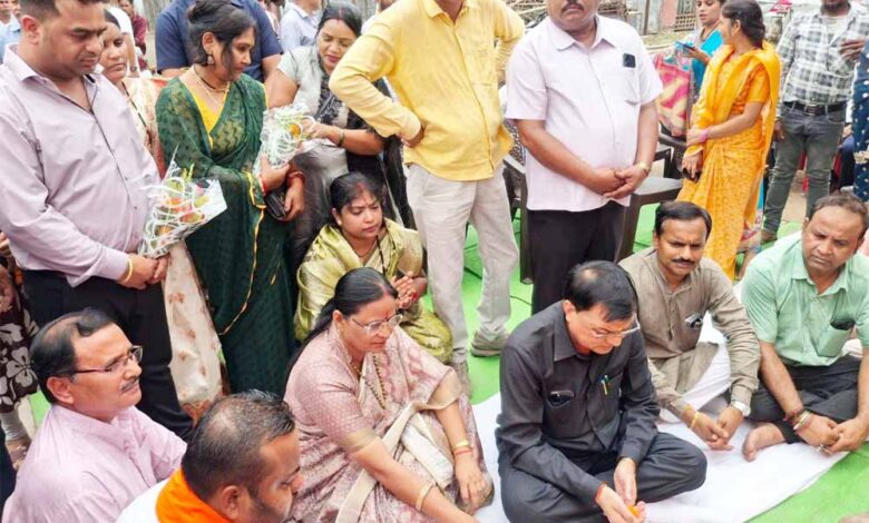 उद्योग-मंत्री-लखनलाल-देवांगन-ने-सड़क-डामरीकरण-का-कार्य-प्रारंभ-कराया