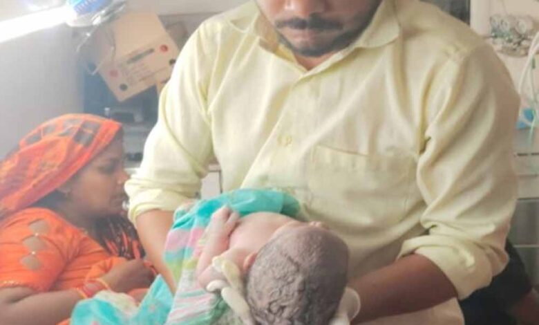 108-एम्बुलेंस-में-गूंजी-किलकारी,-महिला-ने-रास्ते-में-दिया-बच्चे-को-जन्म,-मां-बच्चा-सुरक्षित