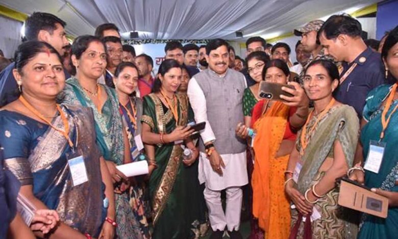 मुख्यमंत्री-डॉ.-यादव-ने-कुकरू-में-कृष्णा-आजीविका-स्व-सहायता-समूह-की-महिलाओं-से-किया-आत्मीय-संवाद