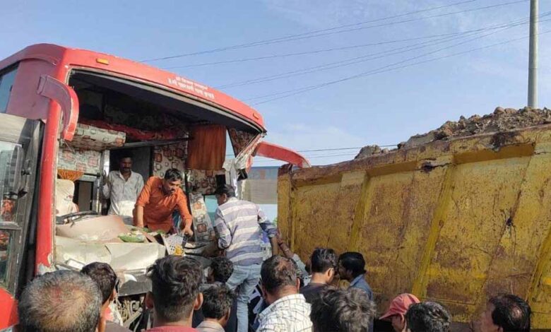 इंदौर-उज्जैन-रोड-पर-बस-पलटी,-20-यात्री-घायल;-शराब-के-नशे-में-मिला-ड्राइवर
