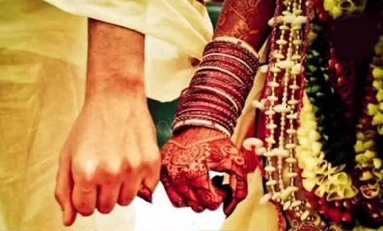19-साल-की-बताकर-दर्ज-कराई-बेटी-की-गुमशुदगी,-नोएडा-में-मिलने-पर-खुला-बाल-विवाह-का-राज