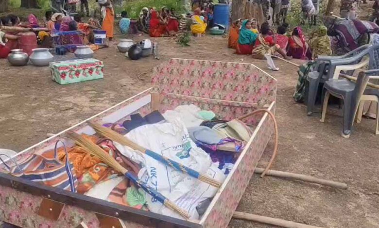नारायणपुर-में-धर्मांतरित-परिवारों-को-गांव-छोड़ने-का-फरमान,-घरों-से-बाहर-फेंका-सामान
