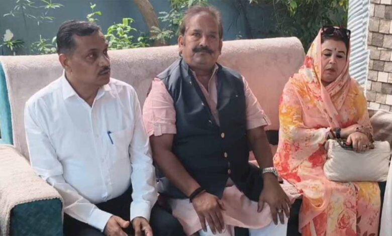 नौगई-ट्रिपल-मर्डर-पीड़ितों-से-मिले-विक्रमादित्य,-आरोपियों-के-एनकाउंटर-और-संपत्ति-कुर्की-की-मांग
