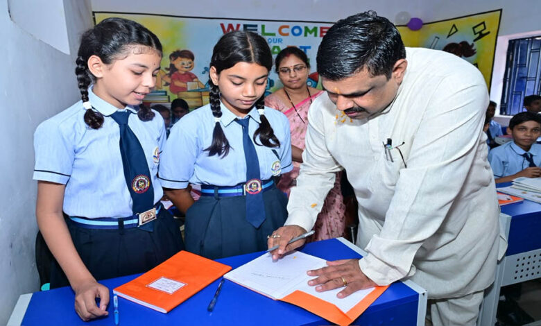 रायपुर-:-शाला-प्रवेशोत्सव:-शिक्षा-मंत्री-गजेन्द्र-यादव-ने-बच्चों-संग-बैठकर-सिखाया-पहाड़ा,-स्मार्ट-क्लास-का-किया-लोकार्पण