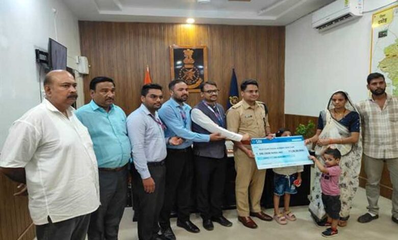 पुलिस-सैलरी-पैकेज-योजना-से-दिवंगत-पुलिसकर्मियों-के-परिवारों-को-मिला-आर्थिक-संबल