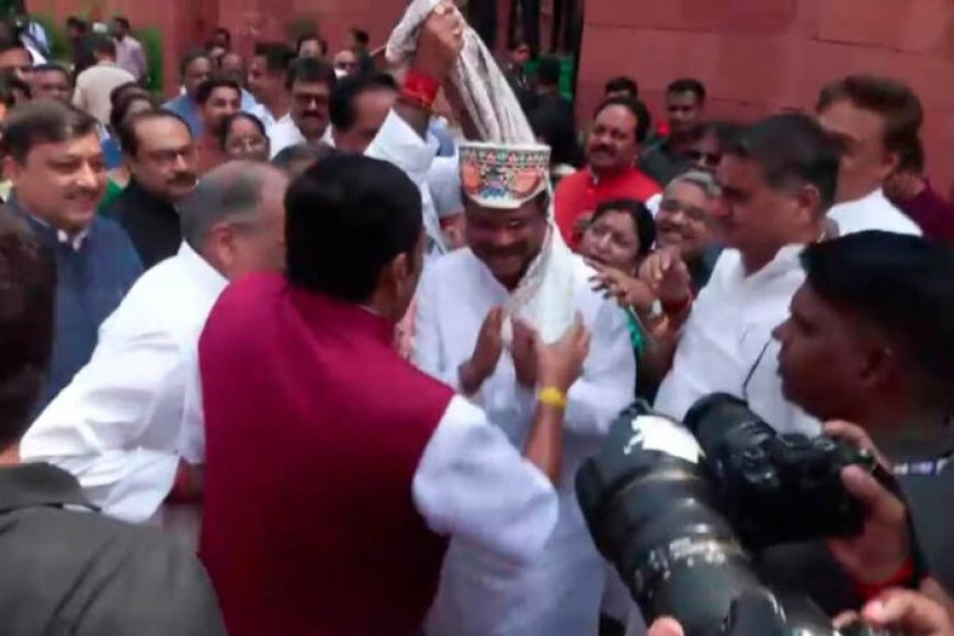 संसद-में-धर्मेंद्र-प्रधान-का-भव्य-स्वागत,-इस्तीफे-के-बाद-पहली-बार-पहुंचे-तो-nda-सांसदों-ने-पाग-पहनाकर-किया-अभिनंदन