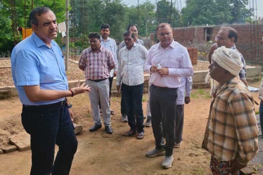 ग्राम-चदैनिया-में-हितग्राहियों-से-किया-संवाद,-समय-सीमा-में-गुणवत्तापूर्ण-आवास-निर्माण-के-दिए-निर्देश
