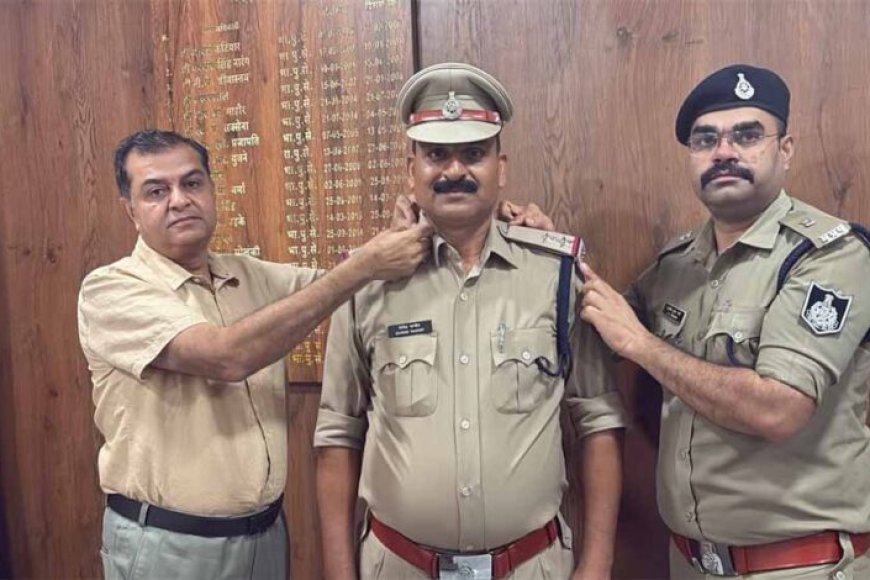 रीडर-एएसआई-दिनेश-पांडे-बने-सब-इंस्पेक्टर,-एसपी-ने-कंधों-पर-लगाए-नए-सितारे