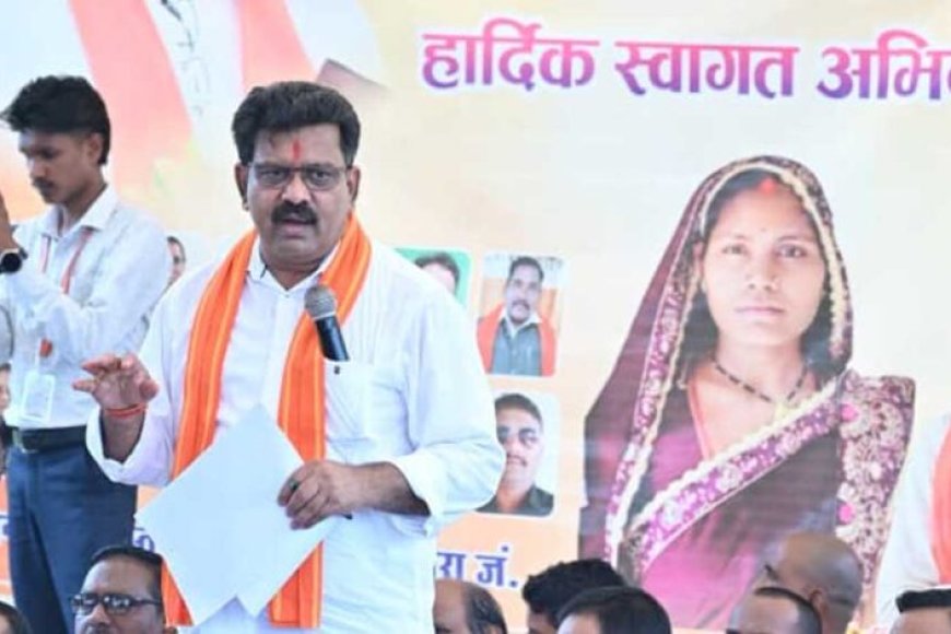 जमीन-पर-बैठकर-उपमुख्यमंत्री-विजय-शर्मा-ने-सुनी-ग्रामीणों-की-बात,-करोड़ों-रुपये-के-विकास-कार्यों-की-दी-सौगात