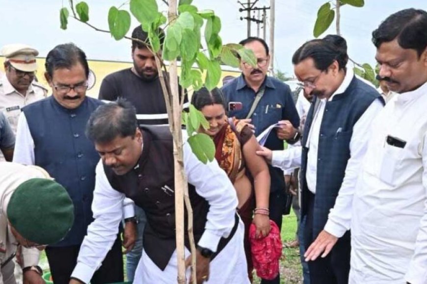 धमतरी-बना-प्रदेश-का-पहला-जिला,-जहाँ-pacs-के-जरिए-किसानों-को-मिलेगी-ड्रोन-स्प्रेयर-सेवा
