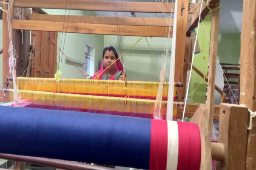 रायपुर-:-करघे-से-कमाई-तक:-धमतरी-के-ग्राम-नारी-की-बुनकर-महिलाओं-ने-लिखी-आत्मनिर्भरता-की-नई-इबारत
