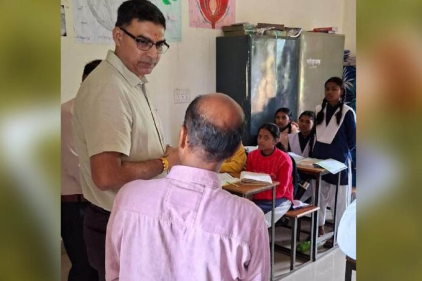 नवागत-कलेक्टर-रत्नाकर-झा-ने-विद्यालयों-एवं-छात्रावास-का-किया-निरीक्षण